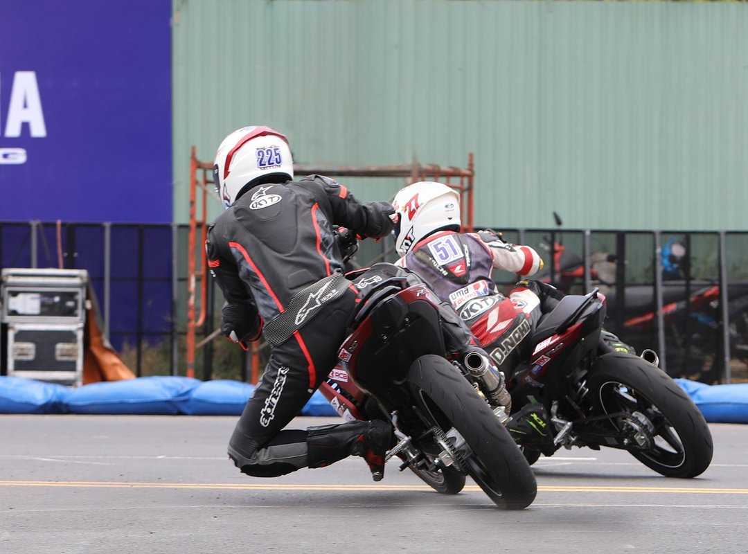 motorcycle cornering techniques